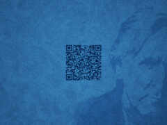 закрытие кода qr на синем фоне
