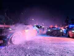 автомобили едут по заснеженной дороге ночью с полицейскими машинами