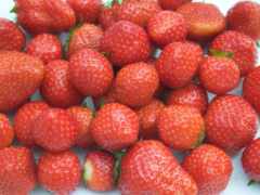 закрытие груды клубники на белой поверхности