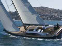 женщина парусник с белыми парусами плавает в открытом океане