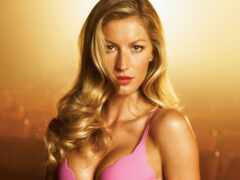 женщина в розовом бюстгальтере позирует для фотографии