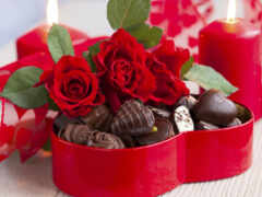 в них две красные коробки с шоколадом и розами