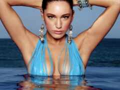 женщина в голубом бикини позирует в воде