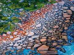 закрытие реки со скалами и водой