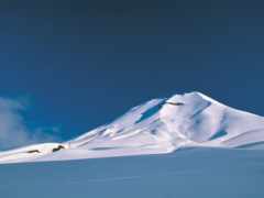 лыжники катаются на лыжах по снежной горе с голубым небом