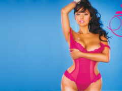 женщина в розовом нижнем белье позирует для фото