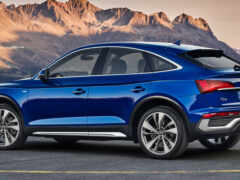 синий аудио-сув, припаркованный перед горой