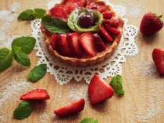 есть выпечка с клубникой и листья мяты на куколке