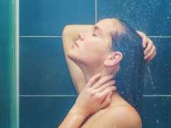 есть женщина, которая стоит под душем