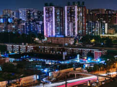 ночной вид на город с шоссе и мостом