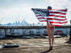 американская патриотка голая за флагом