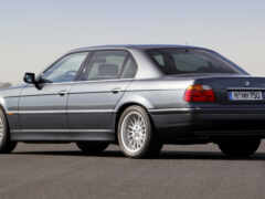 женский вид серебристого автомобиля на дороге