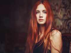 женщина с длинными рыжими волосами позирует для фото