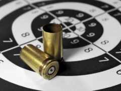 закрытие двух пулевых снарядов на цель с бычьим глазом