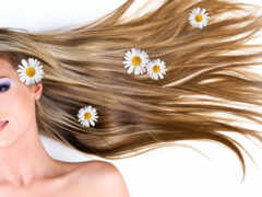 блондинка с длинными волосами и ромашками в волосах