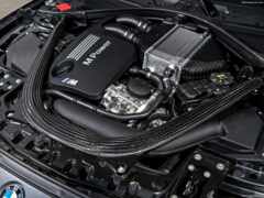 bmw двигатель с логотипом bmw на нем
