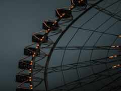 арафы на колесе обозрения ночью с полной луной на заднем плане