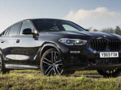 арафированный вид на bmw x5, припаркованный на дороге