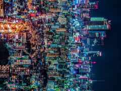 вид на город ночью с множеством огней