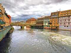 есть река, протекающая через город со зданиями с обеих сторон