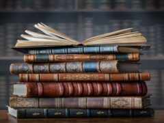 завершение стопки книг с открытой книгой