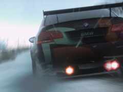 женщина-машина едет по заснеженной дороге с размытыми деревьями на заднем плане