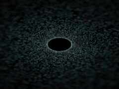черная дыра в середине черного фона