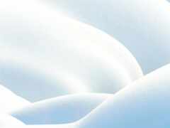 лыжники катаются на лыжах по снежному склону в горах