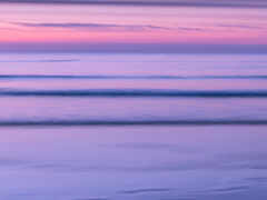 серферы гуляют по пляжу на закате со своими досками для серфинга