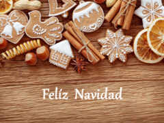 женское изображение деревянного стола с разнообразными печеньями и орехами