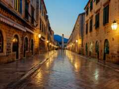 есть мощеная улица с несколькими зданиями и огнями