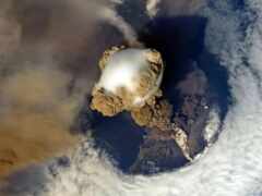 женский вулкан, видимый из космоса с облаками и водой