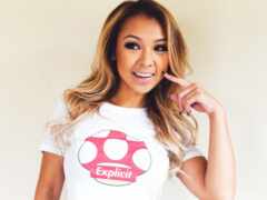 женщина с белой рубашкой и красным грибом на рубашке