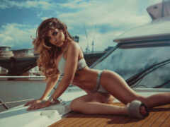 женщина в бикини сидит на лодке в воде