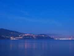 вид на город ночью с озера