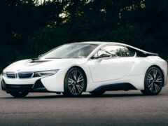 спортивный автомобиль bmw, припаркованный на парковке