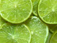 закрыть кучу ломтиков извести на столе