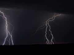 молния ударяет с неба в темное небо с темным небом