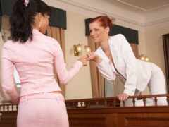 женщина пожимает руку женщине в розовом костюме