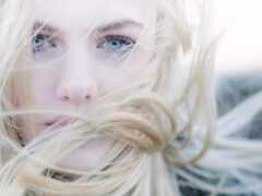 блондинка с голубыми глазами и длинными волосами на ветру