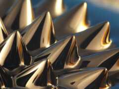 есть много блестящих шипов на синей поверхности