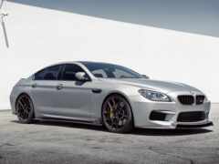 серебряное купе bmw m6, припаркованное на парковке