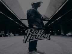 женский образ мужчины, держащего знак, на котором написано rac nation