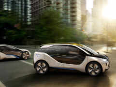 концепт-кар bmw i3 и электромобиль bmw i3 на городской улице