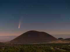 есть очень большой холм с очень длинной полосой света