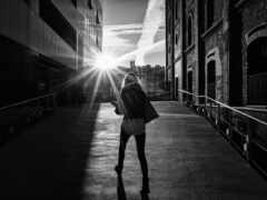 женщина, идущая по улице с курткой