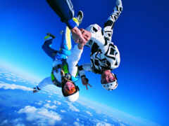 есть два человека, которые прыгают в небо