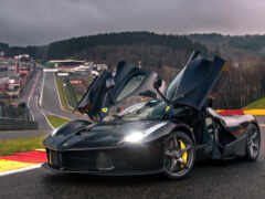 женский спорткар с открытыми дверями на гоночной трассе