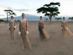 несколько женщин в длинных платьях гуляют по песку