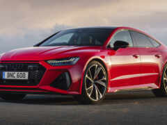 красный audi rs4 припаркован на дороге в горах
